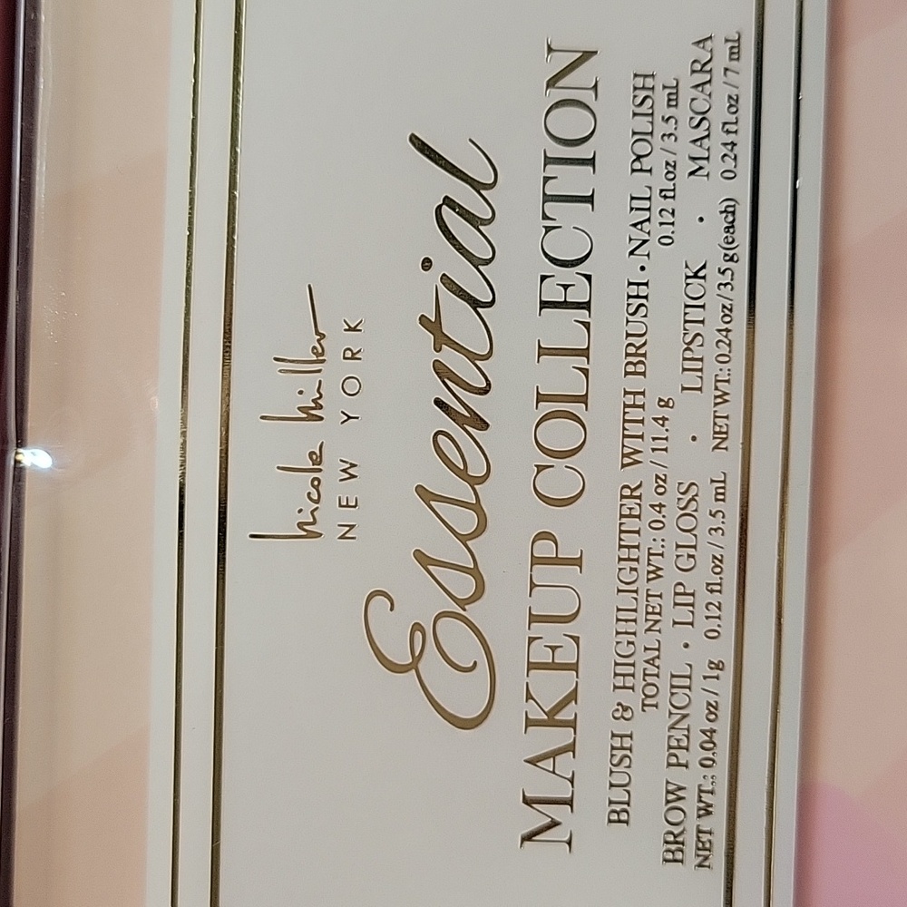 Nicole Miller New York Essential Makeup Collection - Picture 7 of 14
